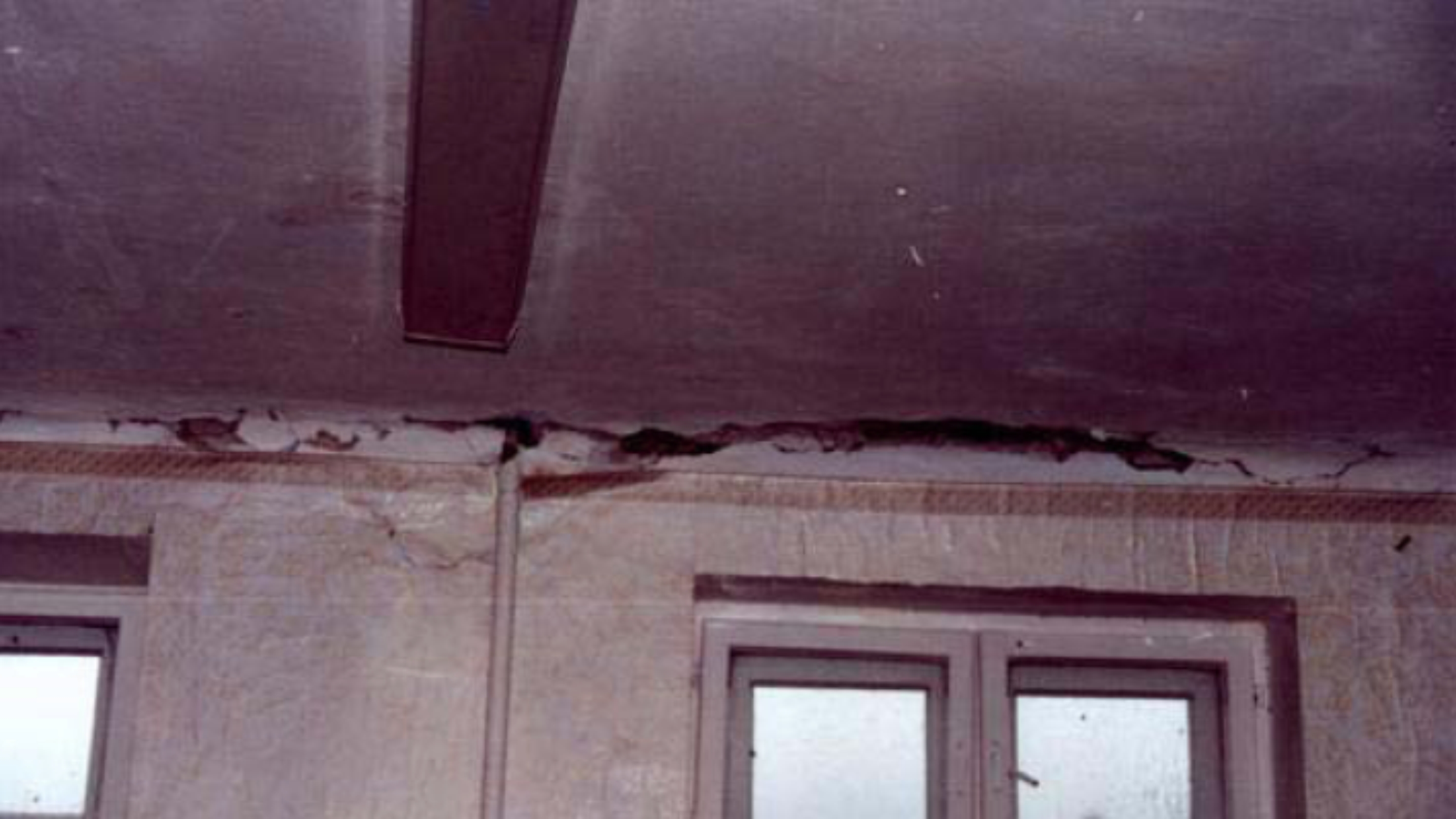 Стеллаж который упал дома. Трещина в потолке пятиэтажка статья. Землетрясение в калининграде 21 сентября 2004. Землетрясение в калининграде. Землетрясение в калининградской области.